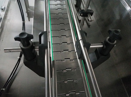 食用油灌裝生產線細節(jié)圖