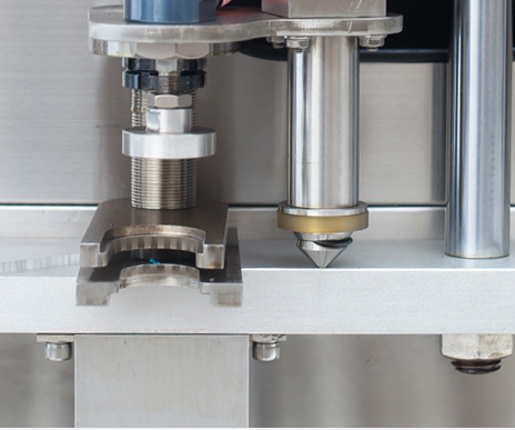 流量計泵送軟包裝食用油灌裝機細節(jié)圖: