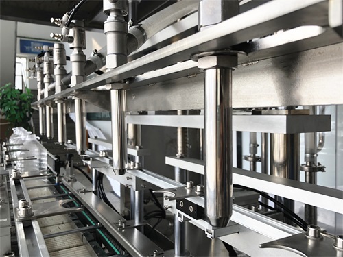 新版食用油灌裝機(jī)顏值品質(zhì)兩不誤！