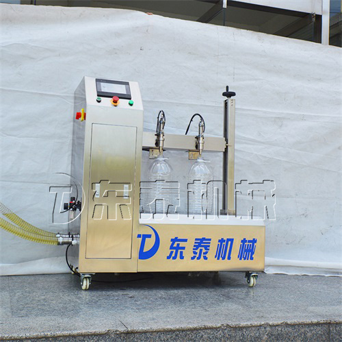 如何清洗小型食用油灌裝機(jī)？東泰告訴你